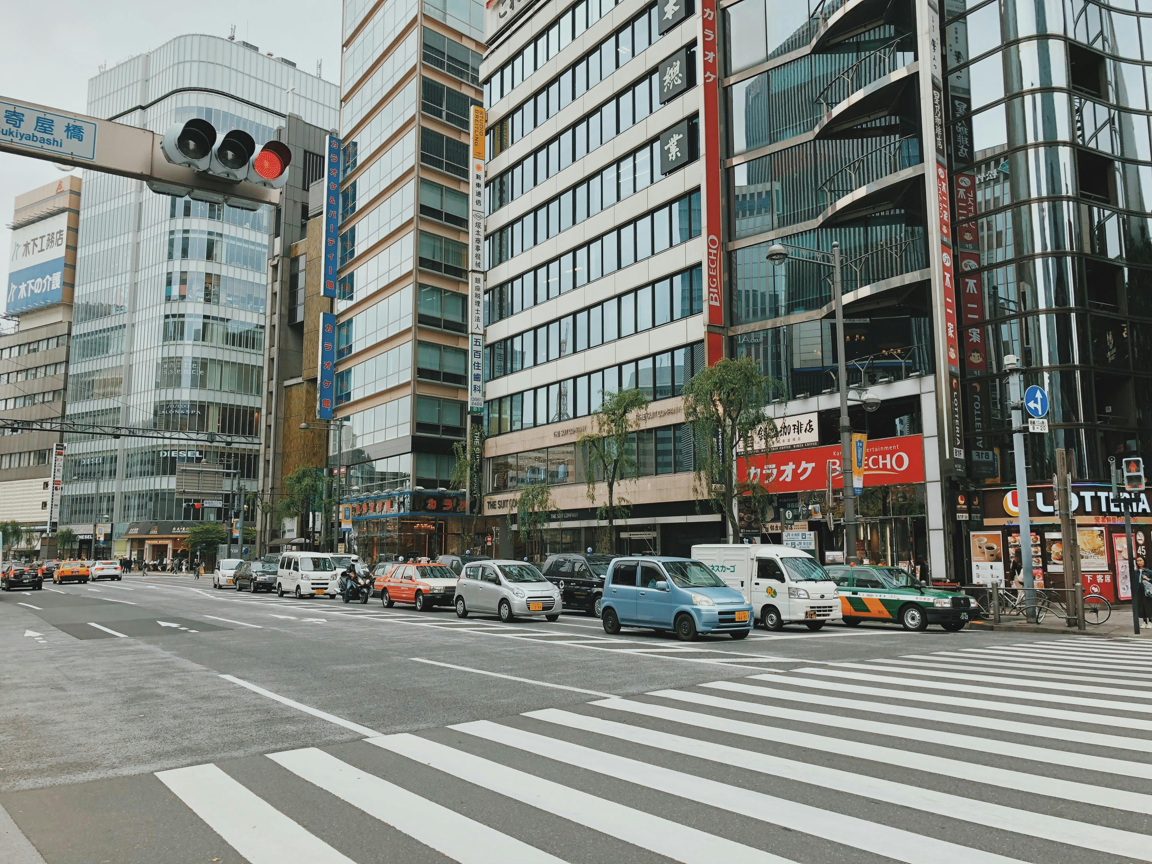 东京繁华十字路口的街景，拥有时尚的现代建筑和充满活力的城市生活
