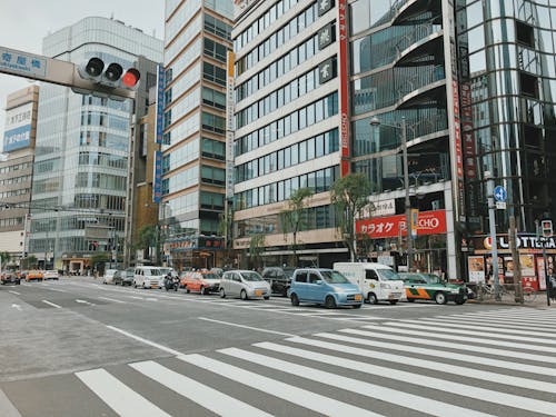 Fahrzeug In Der Nähe Von Hochhäusern Geparkt