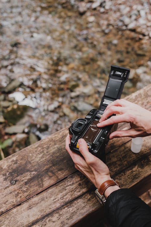 ahşap masa, analog, dikey atış içeren Ücretsiz stok fotoğraf