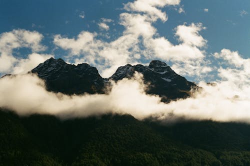 beyaz bulutlar, dağlar, dik içeren Ücretsiz stok fotoğraf