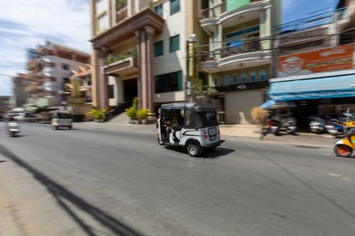 Free Dynamic city street scene capturing vehicles in motion with blurred urban background. Stock Photo