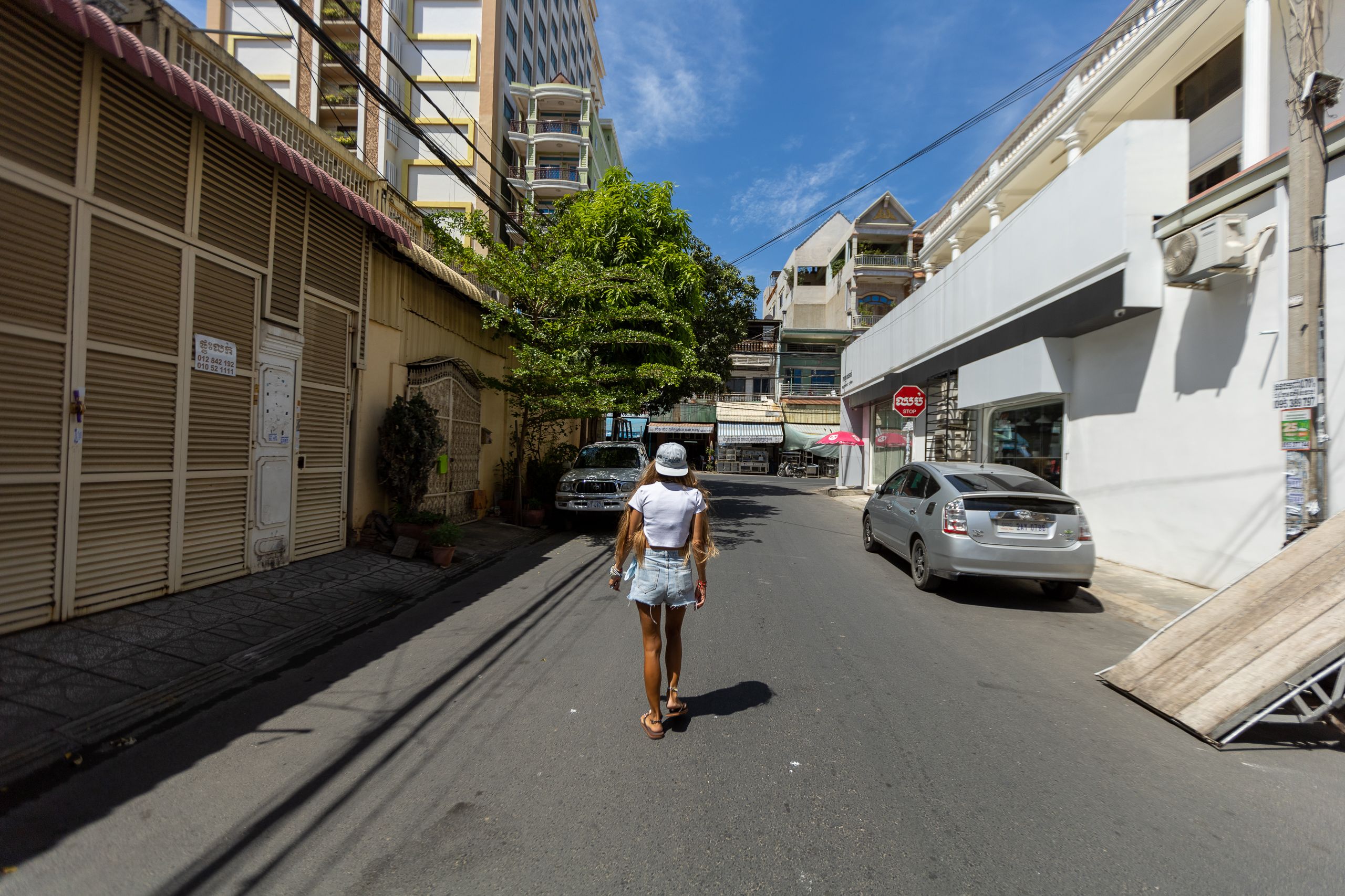 Frau am späten Nachmittag auf einer schattigen Straße in Luxor