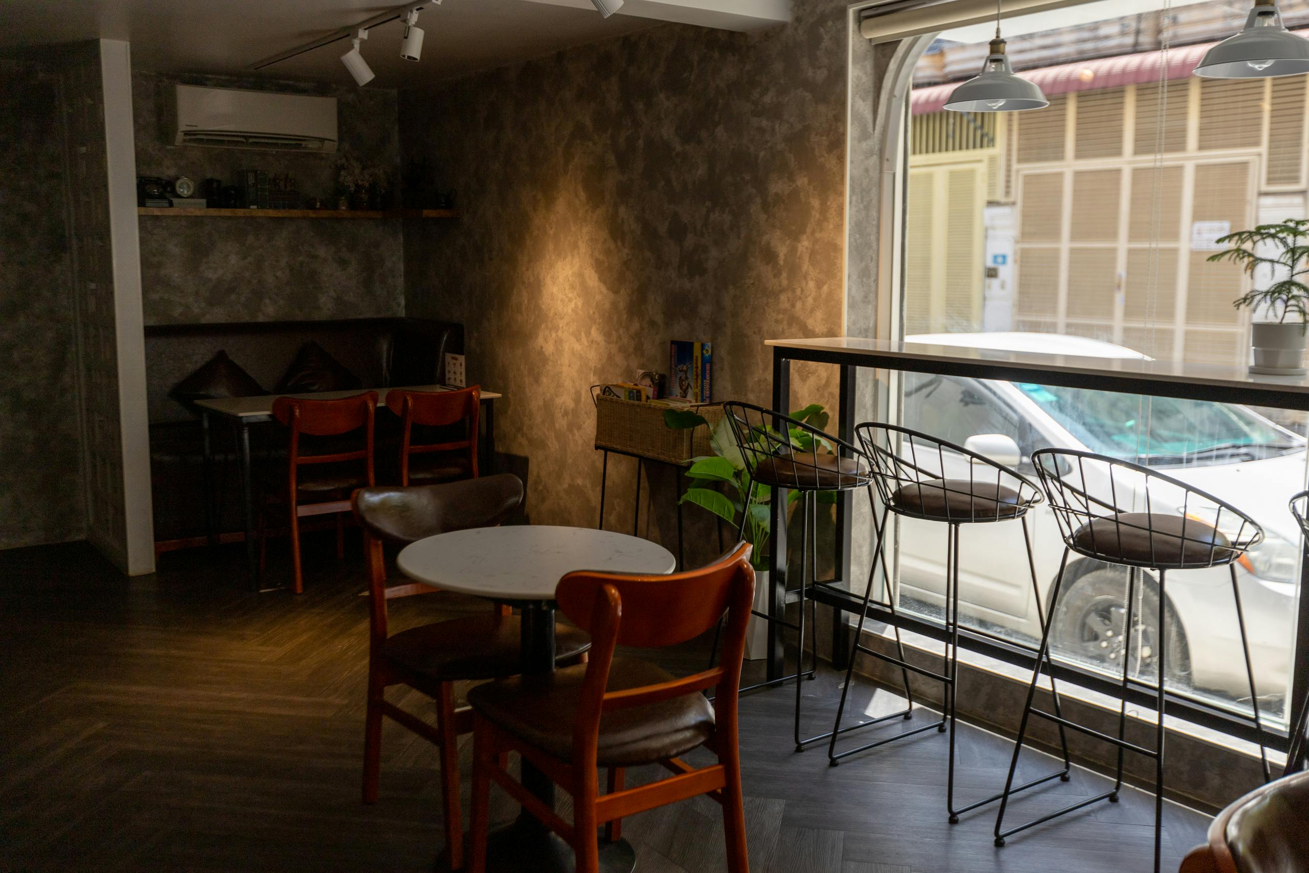 cafe interior dining area - edgewater cafe