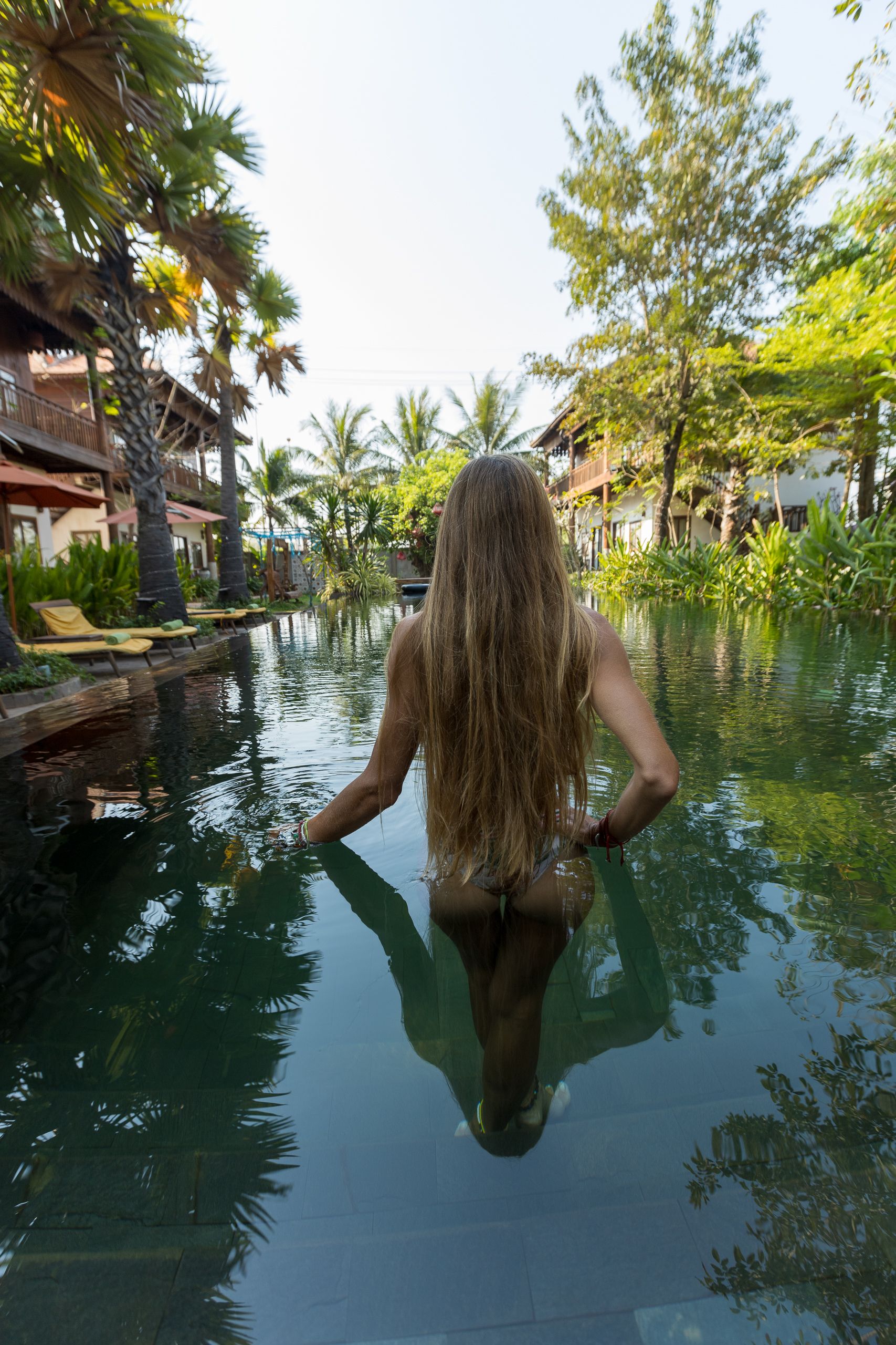Blonde Woman in Swimming Pool in Holiday Resort · Free Stock Photo