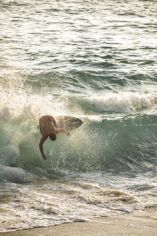 Foto Man Surfboarding