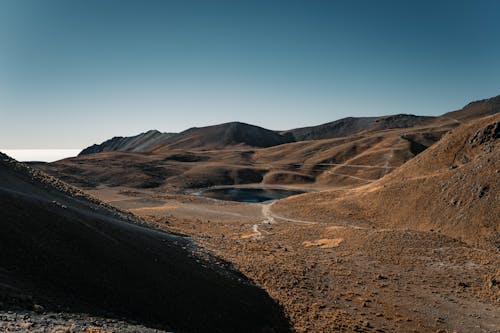 Fotos de stock gratuitas de árido, cerros, cielo limpio