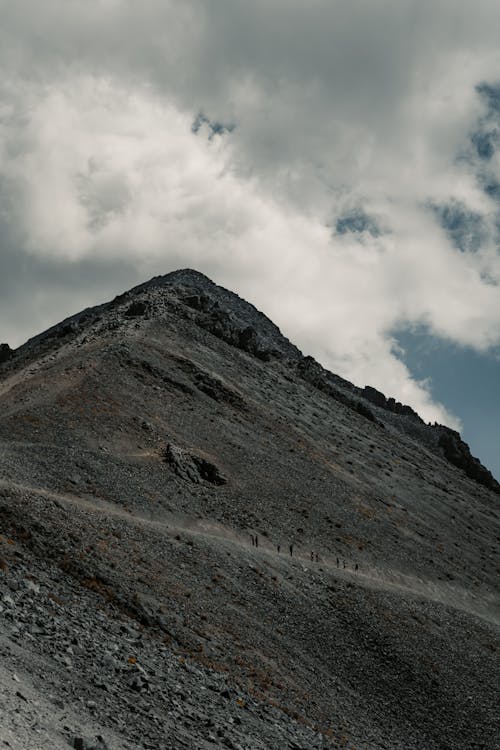 Бесплатное стоковое фото с вертикальный выстрел, восходить, гора