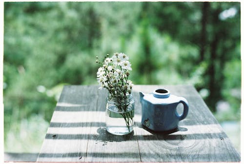 ahşap masa, Bahçe, bardak içeren Ücretsiz stok fotoğraf