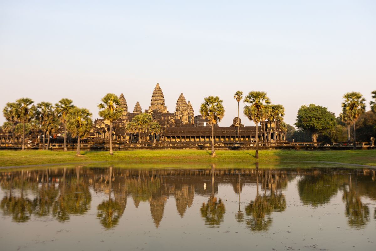 Świątynia Angkor Wat odbijająca się w spokojnej wodzie