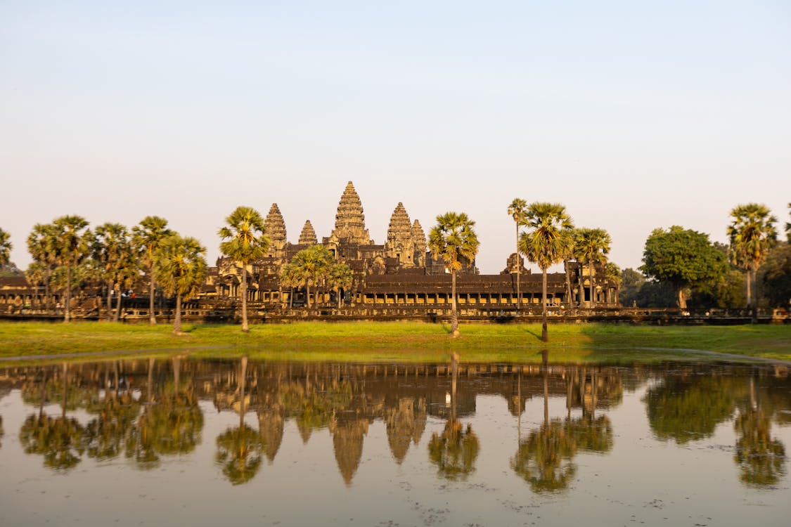 CAMBODGE temple rose de Banteay Srei, coucher de soleil