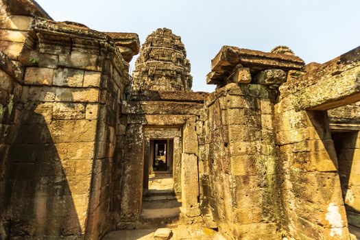 Explore the historical beauty of an ancient Cambodian temple in ruins. Perfect for history enthusiasts.