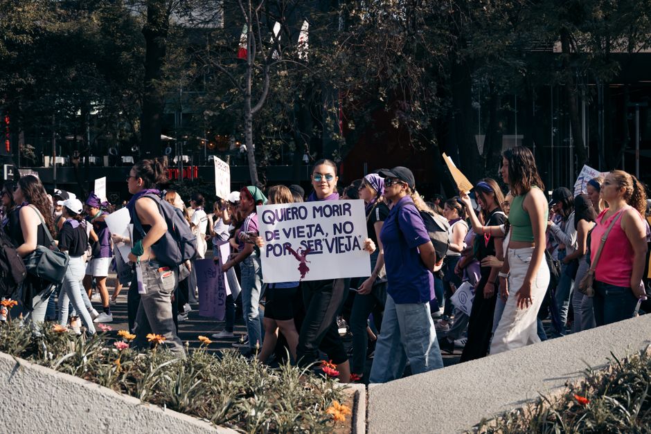 Mujeres marchando en la Ciudad de México por derechos. Multitud enérgica unida por el cambio.