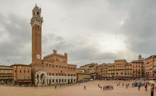 Panoramic view of the historic Piazza del Campo in Siena, Italy, with its medieval buildings.