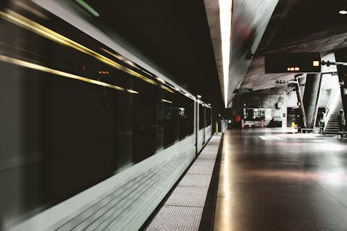 駅構内の白と黒の地下鉄電車