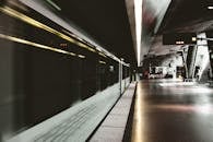 晚上，一列模糊的火车匆匆驶过地铁站