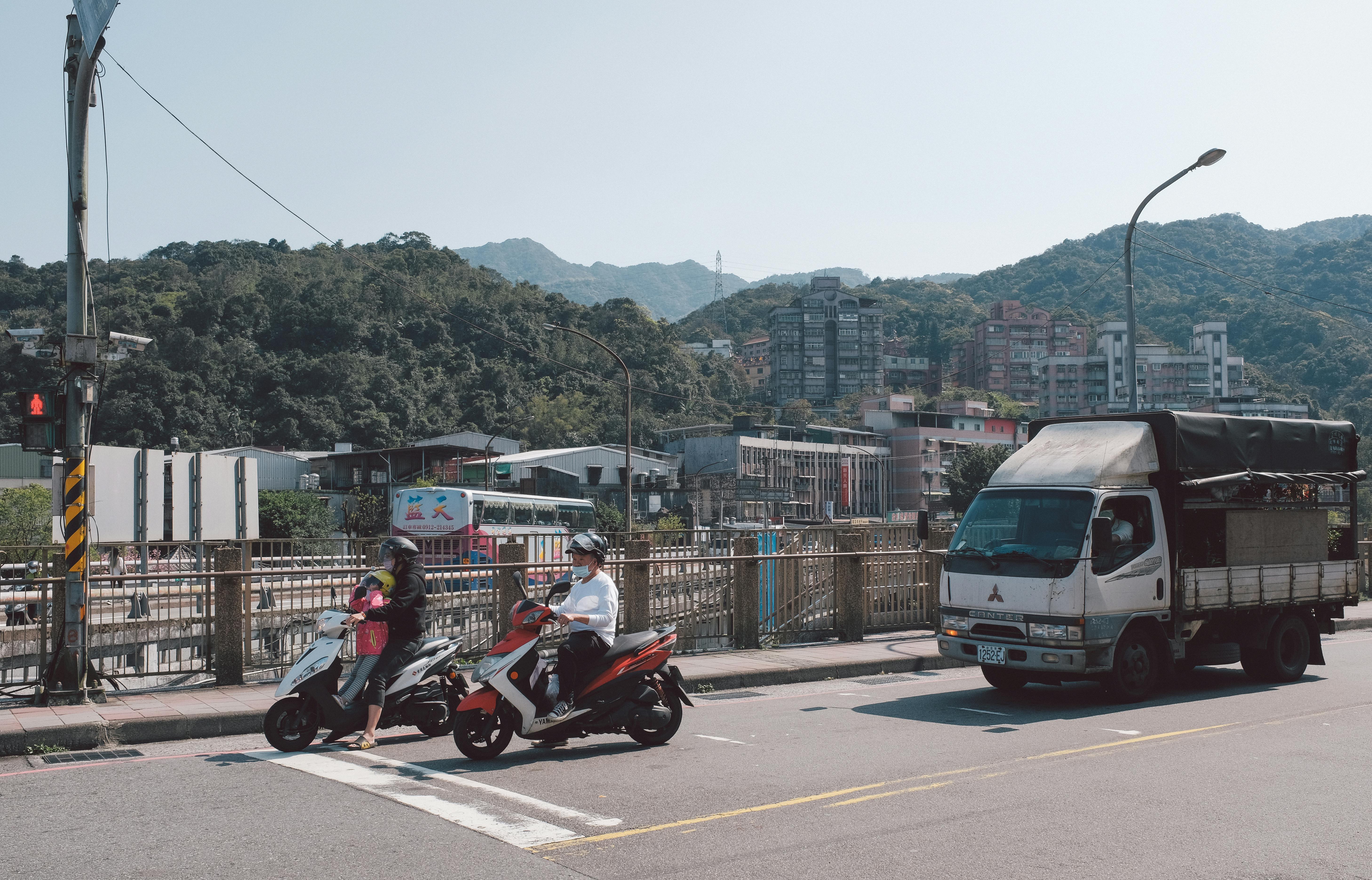 街景與山丘相伴的機車通行