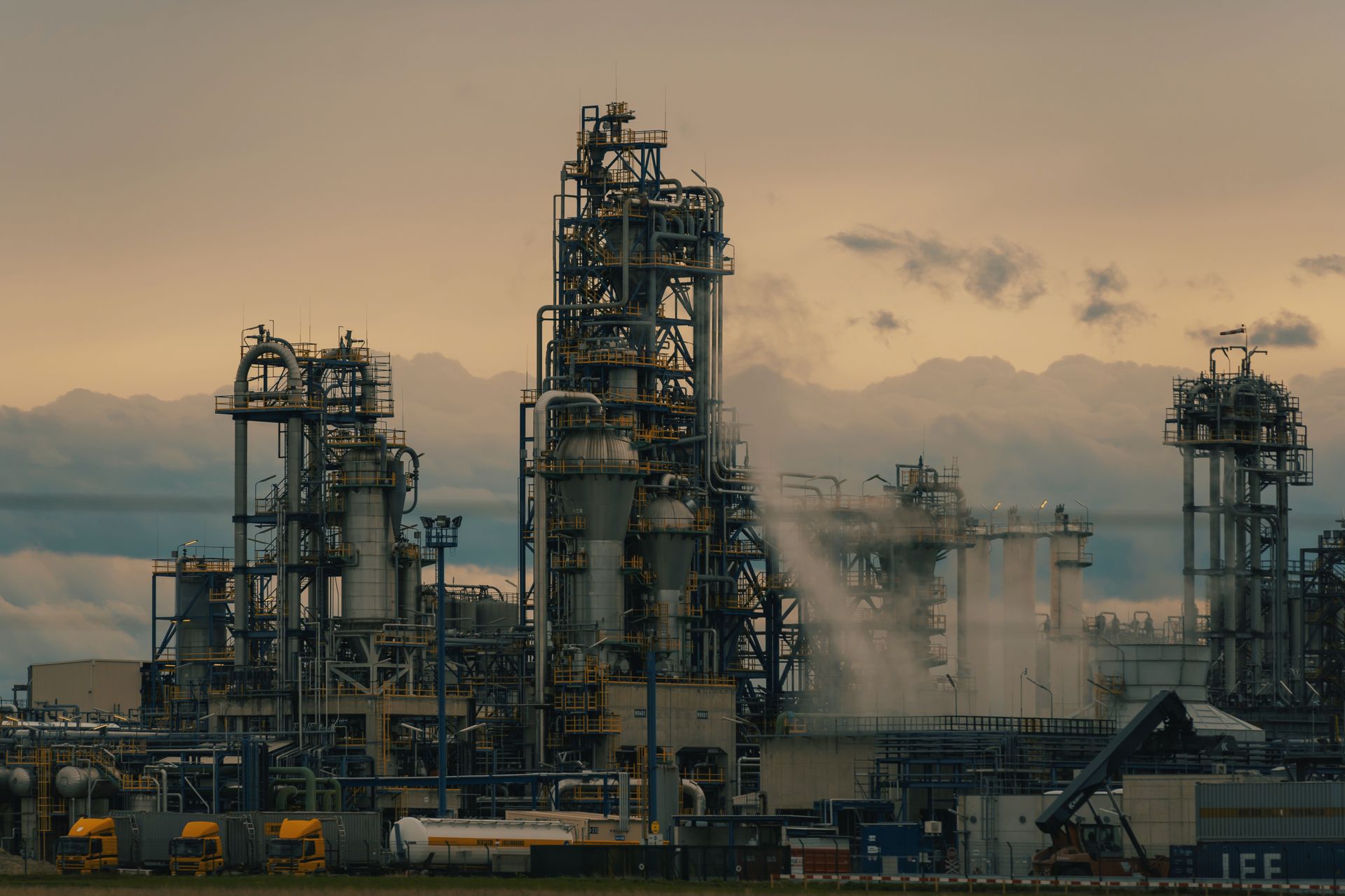 Vue d'une raffinerie de pétrole industrielle européenne