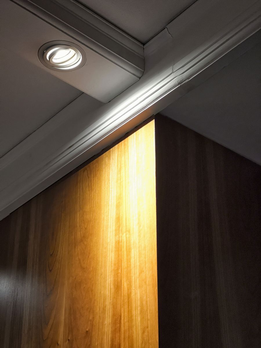 Lampu downlight dan lampu plafon untuk proyek interior