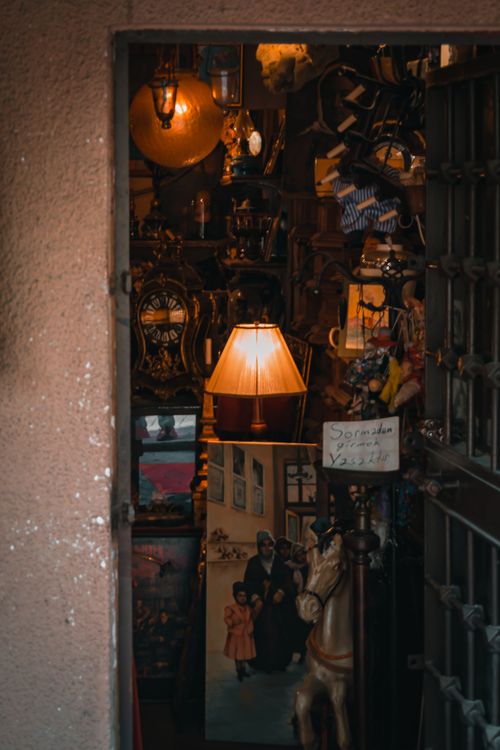 Free A charming room filled with vintage decor and warm ambient lighting creating a nostalgic atmosphere. Stock Photo