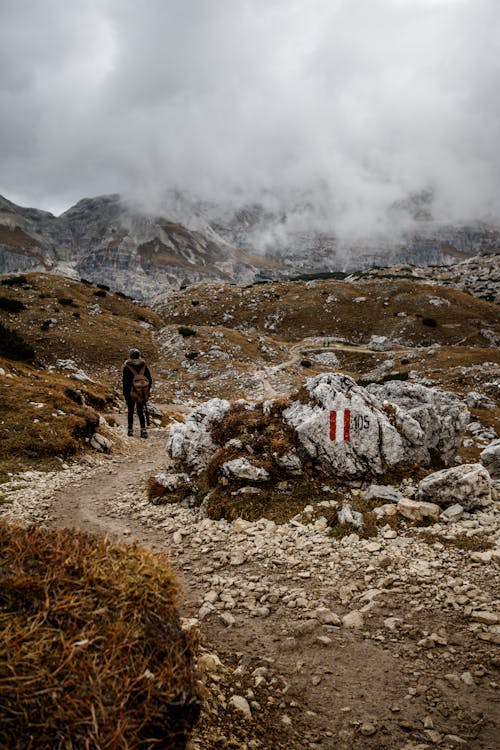 Foto profissional grátis de andando, aventura, cadeia de montanhas