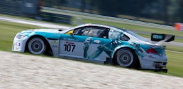 赛车在比赛期间飞驰在赛道上