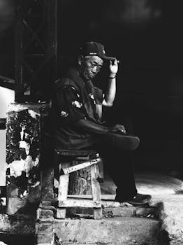 印度尼西亚根滕市，一位老人坐在户外，黑白街景肖像