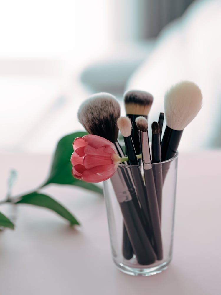  Makeup Brushes In A Glass