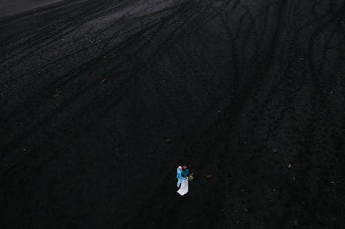 Základová fotografie zdarma na téma černý písek, dvojice, láska