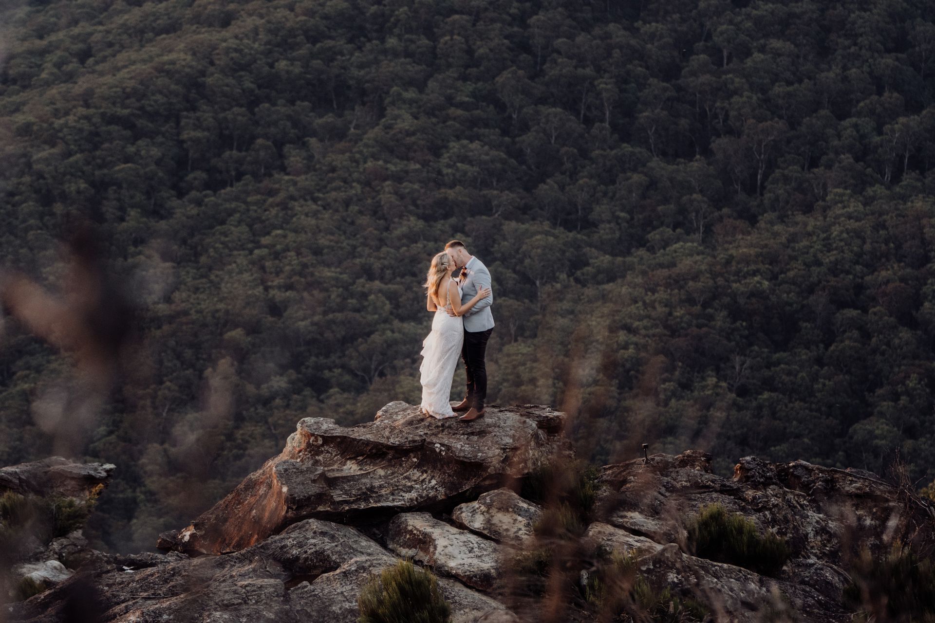 Intieme elopement-ceremonie met bergzicht