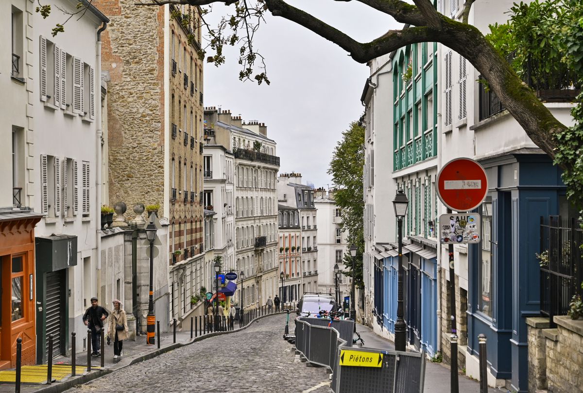 Compact Abbesses Neighborhood Loop