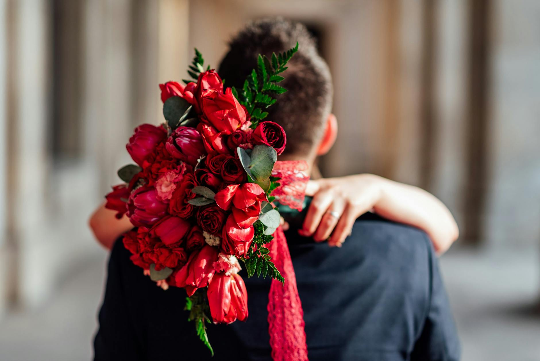 abrazo de pareja con rosas