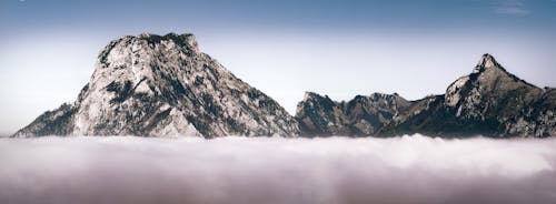 雲層上方的山脈