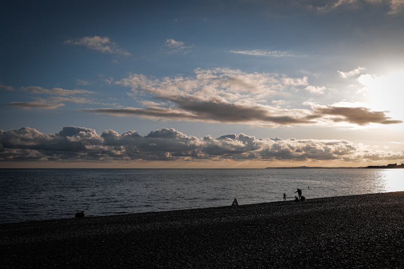 Magnifique coucher de soleil sur la mer à Nice, France
