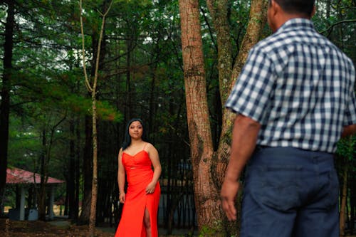 Mujer en vestido rojo con actitud decidida