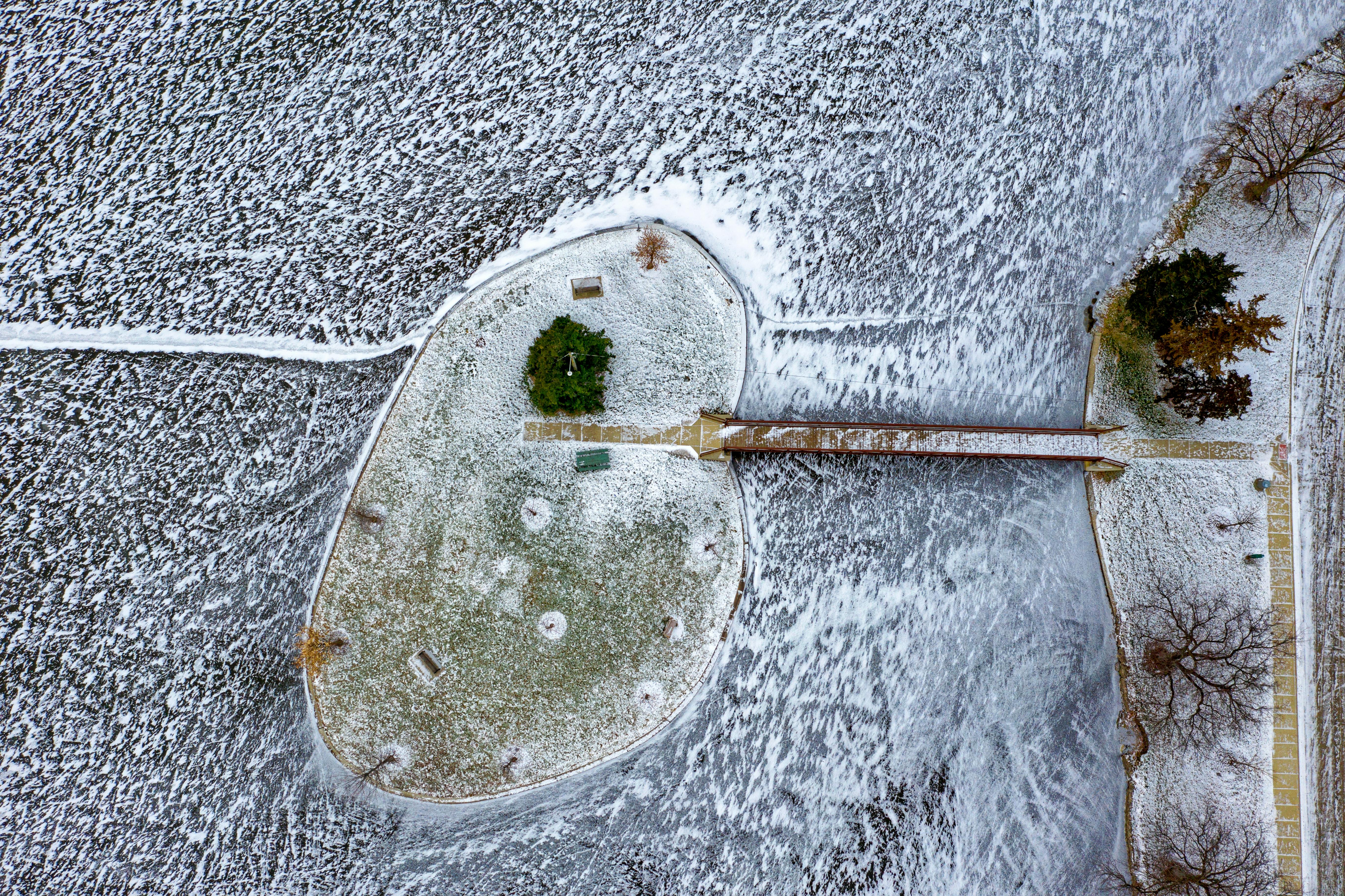 航拍照片：冬季明尼苏达州阿尔伯特·李的冰冻湖泊与白雪皑皑的岛屿