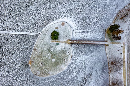 航拍照片：冬季明尼苏达州阿尔伯特·李的冰冻湖泊与白雪皑皑的岛屿