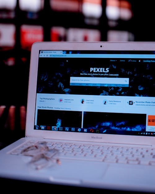 Kostenlos Eingeschaltetes Macbook Und Anzeigen Der Pexels Suchmaschine Stock-Foto