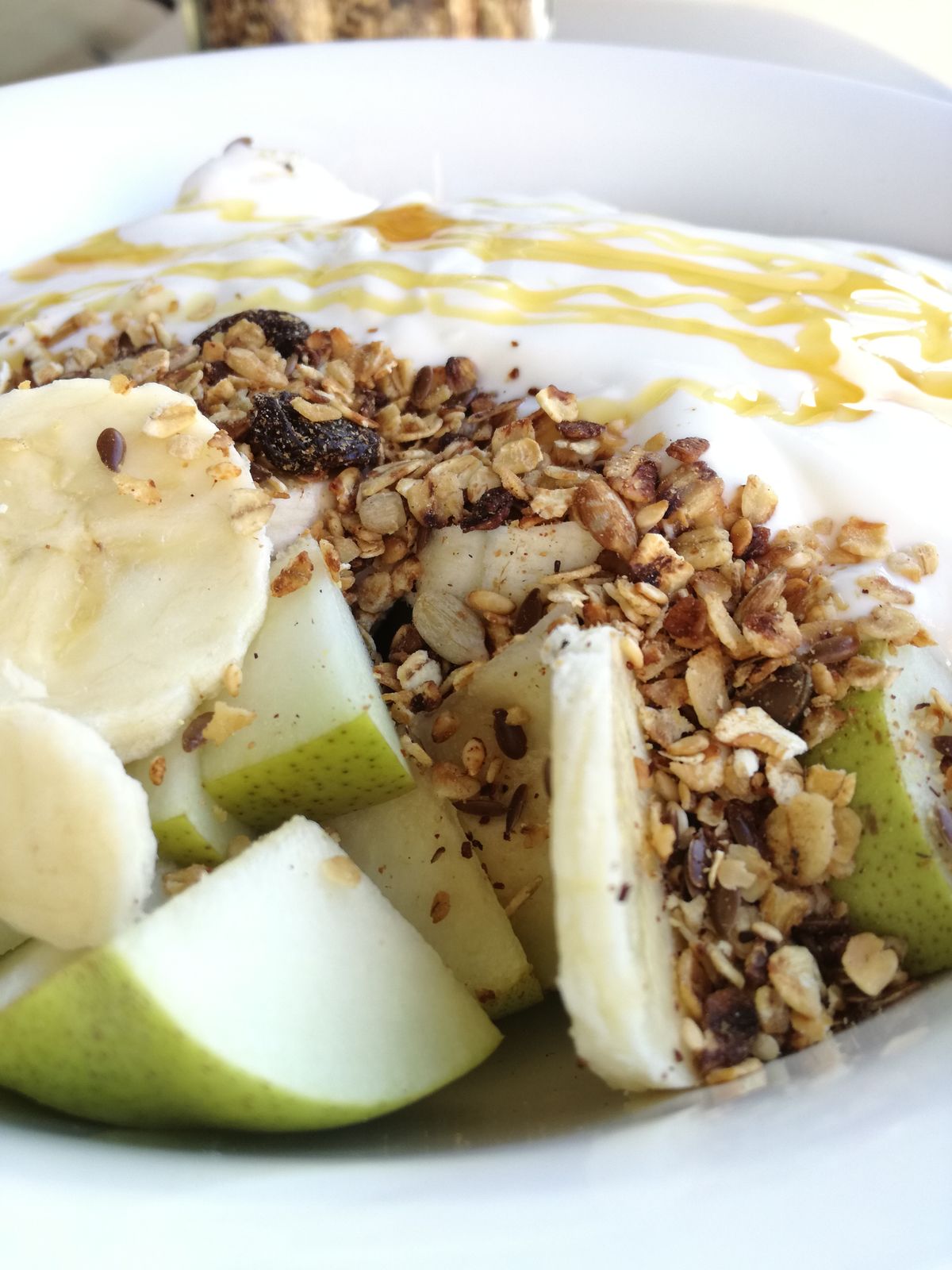Healthy breakfast with honey showing how to use honey vs sugar in Saudi Arabia meal planning