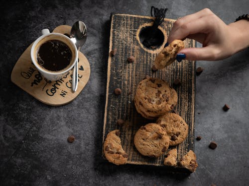 Gratis arkivbilde med cookies med sjokolade, espresso, hånd