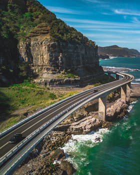 晴朗的阳光下，俯瞰澳大利亚克利夫顿岩石海岸线上的西克利夫桥