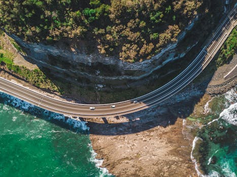 澳大利亚新南威尔士州克利夫顿蜿蜒的沿海公路上，碧绿的大海与崎岖的悬崖构成了一幅令人惊叹的鸟瞰图景
