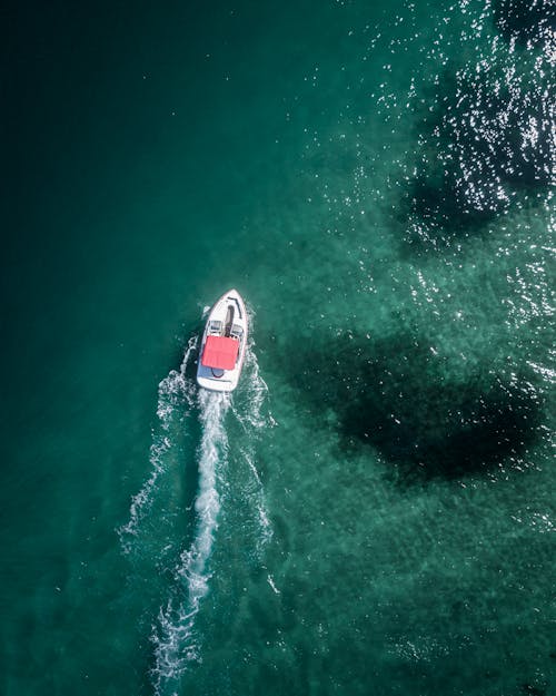 Fotografi Udara Perahu Putih Di Perairan