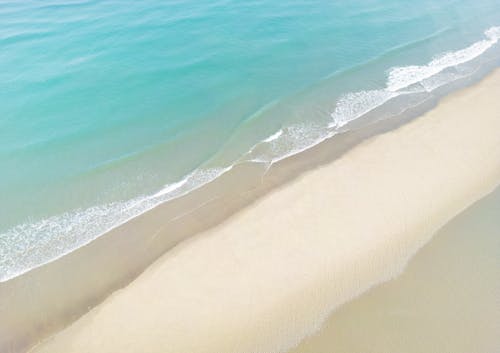 Foto profissional grátis de água, areia branca, cênico