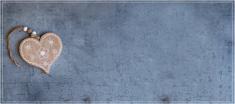 蓝色纹理背景上，饰有复杂图案的质朴心形装饰