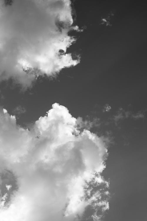 Ingyenes stockfotó fekete-fehér, felhők, függőleges lövés témában