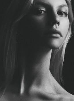基辅一位女子的艺术黑白肖像，具有戏剧灯光效果