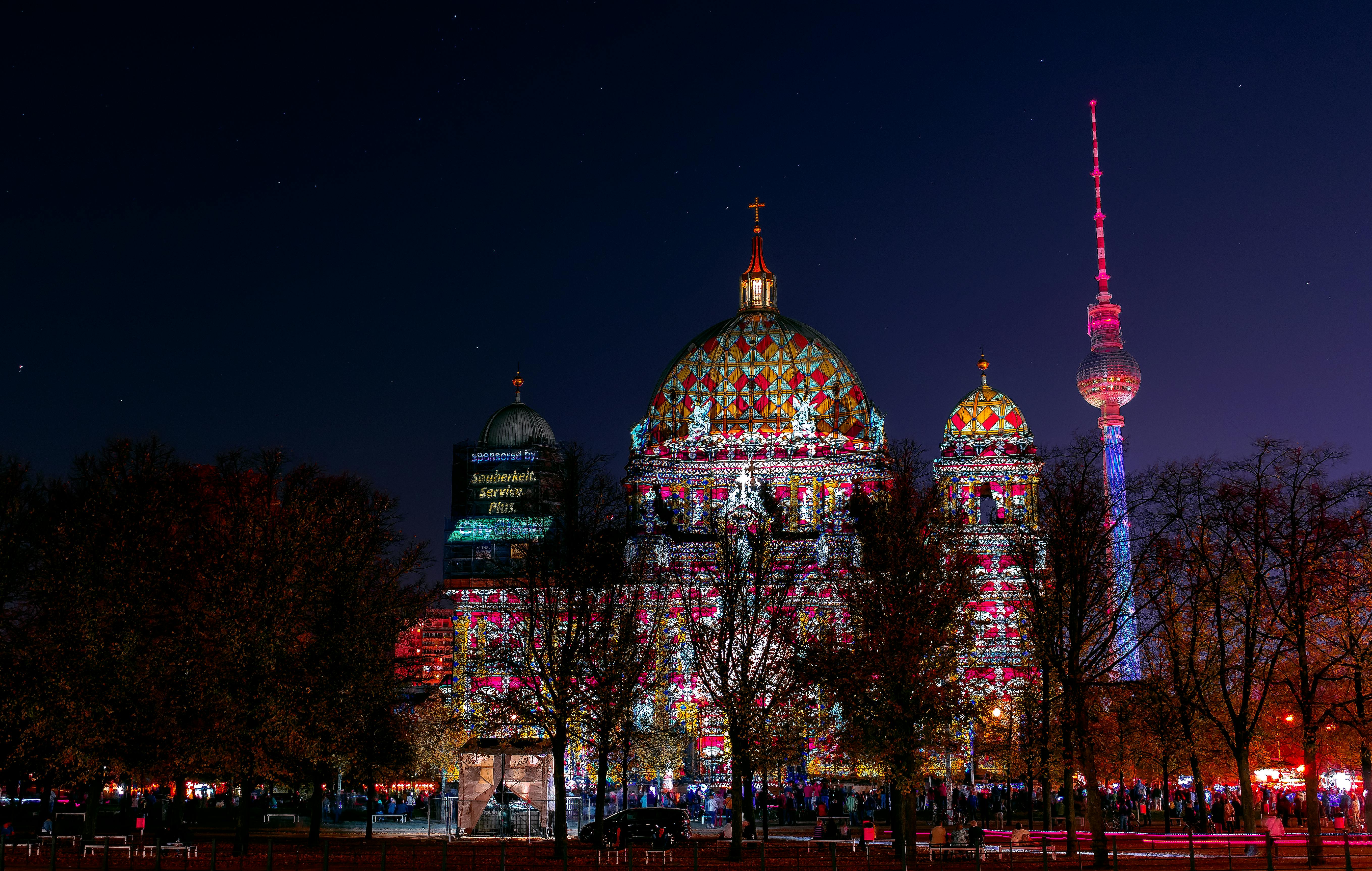Tętniący życiem nocny targ z jedzeniem w Krabi Town.