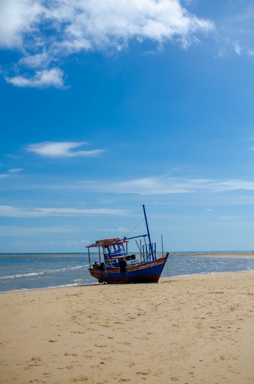 Foto profissional grátis de areia, barco de pesca, litoral