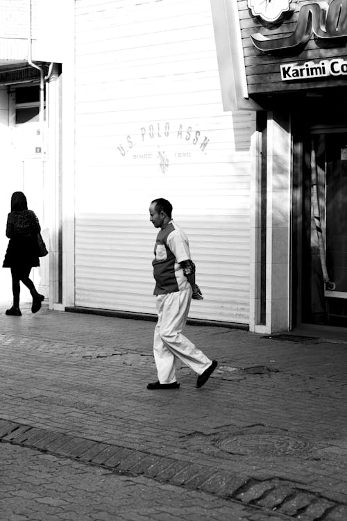 Foto d'estoc gratuïta de blanc i negre, caminant, carreró