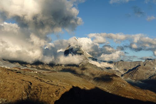 bulutlar, çim, dağ doruğu içeren Ücretsiz stok fotoğraf